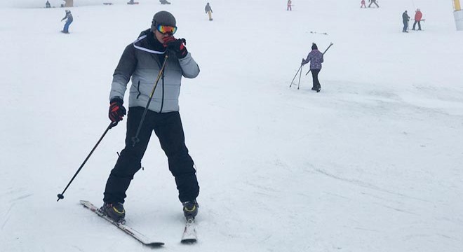 Uludağ'da tatilciler kayak yapmanın keyfini çıkarıyor