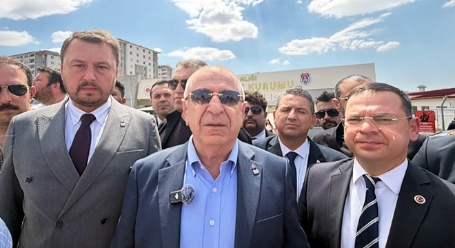 Ümit Özdağ, Sinem Dedetaş ile Oğuzhan Uğur'u ziyaret etti
