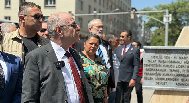 Ümit Özdağ dan  Talat Paşa Anıtı na ziyaret