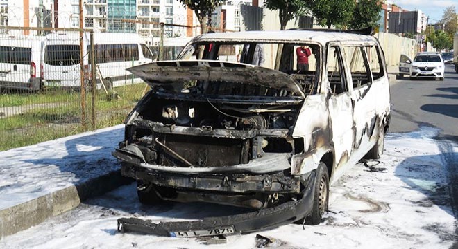 Ümraniye'de minibüs alev alev yandı