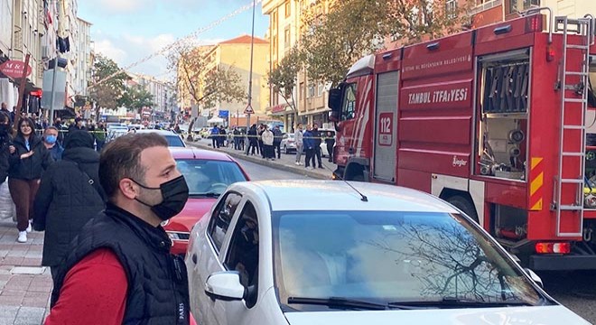 Ümraniye'de üç katlı binanın çatısında yangın