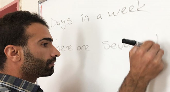 Üniversite öğrencisinden köyünde İngilizce kursu