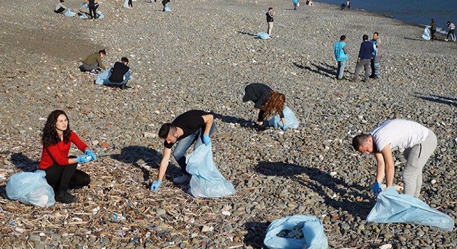 Üniversite öğrencileri çevre temizliği yaptı