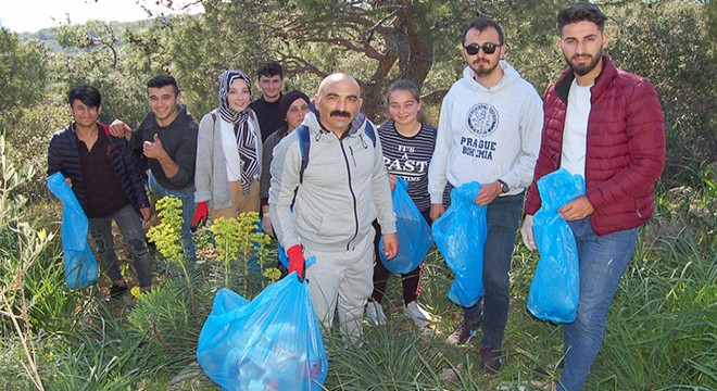 Üniversite öğrencilerinden çevre temizliği