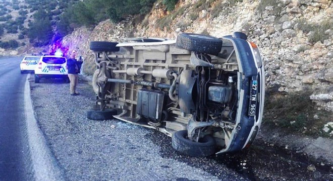 Üniversite personelini taşıyan minibüs devrildi: 6 yaralı