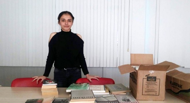 Üniversiteli Seda'dan eski okuluna kitap desteği