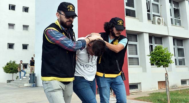 Üniversiteli kızı yerde sürükleyip, çantasını gasbetti