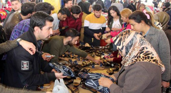 İlkokul öğrencileri için pazarda terlik sattılar