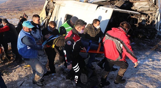 Üniversitelilerin midibüsü devrildi: 1 ölü, 21 yaralı