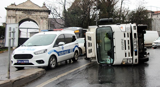 Unkapanı Köprüsü girişinde kaza; trafik kilitlendi