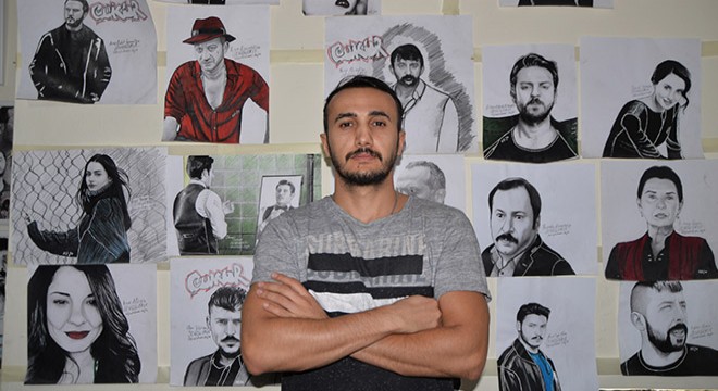 Ünlüleri kara kalemle çizip onlara hediye ediyor