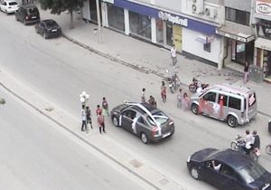 Düğün konvoyunun önünü kesen çocuklar,tehlikeye aldırmıyor