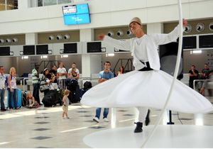 Havalimanında turistlere semazen gösterisi