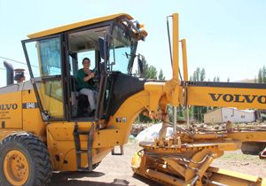 Almanya’dan geldi, köyünün yolunu yaptırdı