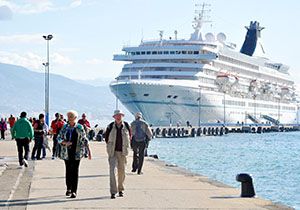Alanya’da yılın son yolcu gemisi turist getirdi