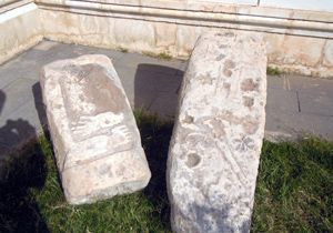 Tarihi kiliseden stelleri söküp,cami basamağı yapmışlar