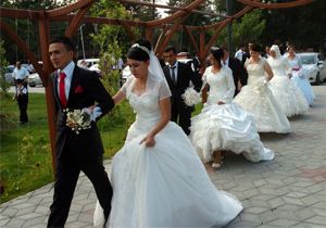 Nikaha bebekleriyle geldiler