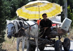 At arabalı hurdacıdan sıcaklara plaj şemsiyeli çözüm