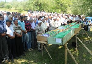 Terme’deki kazada hayatını kaybeden aynı aileden 7 kişi Artvin’de toprağa verildi