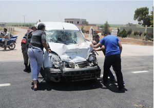 Kamyon, hafif ticari araca çarptı: 3 yaralı