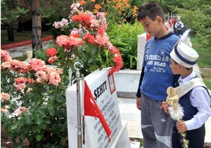 Toplu Sünnet Şöleni sonrası şehitlikte dua ettiler