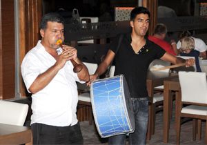 Sahurda yasaklanan Ramazan davulu iftarda çalınıyor