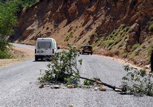 PKK’lıların bombalarla  tuzakladığı Tunceli-Erzincan karayolu kapatıldı