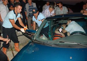 Kazada otomobilde sıkışan hamile eşini bırakmadı 