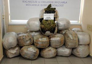 Kamyonetin kasasındaki lastiklerin altından 316 kilo esrar çıktı
