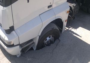 Adıyaman’da, TIR’ın ön lastiği çöken asfalta düştü
