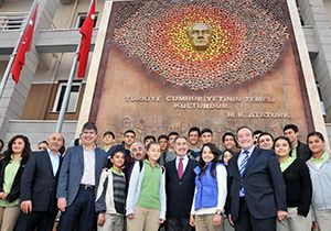 Atatürk Anıtı törenle açıldı