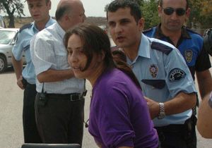 Polis yaralayıp annesini kaçıran yaşı küçük sanığa tahliye