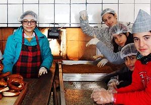 Simitleri kendileri pişirip yediler