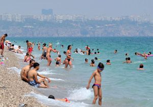 Turistler havuzda serinledi