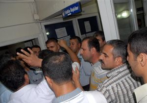 Elektrik kesintilerine tepki gösteren esnaftan DEDAŞ'a baskın