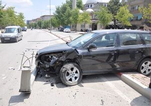 Otomobil elektrik direğini devirdi