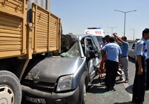 Hafif ticari araç, kaymonun altına girdi; 2 yaralı