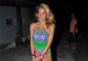 Burcu Esmersoy , sezonun yorgunluğunu Çeşme’de atıyor