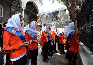 Eyüp Sultan’da “Kraliçe” olmak için dua ettiler