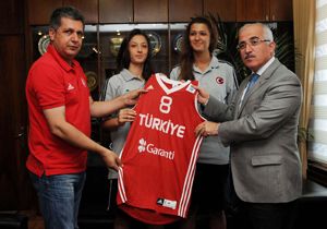 Vali Tuna, bayan basketçilerden Çanakkale ruhu istedi
