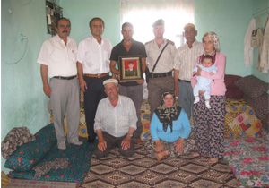 Yaralı Uzman Çavuş’un ailesine ziyaret