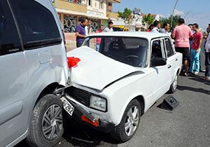 Park halindeki otomobile çarptı