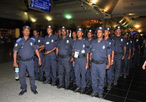 Türk polis üniformalı Somalili polisler