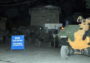 Polis zırhlı aracının geçisi sırasında ses bombası patladı