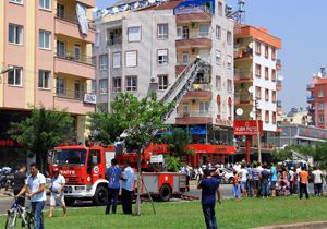 Elektrik kabloları koptu, Apartmanda yangın paniği yaşandı