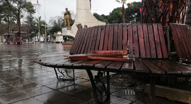 Ünye'de banklar kaldırıldı