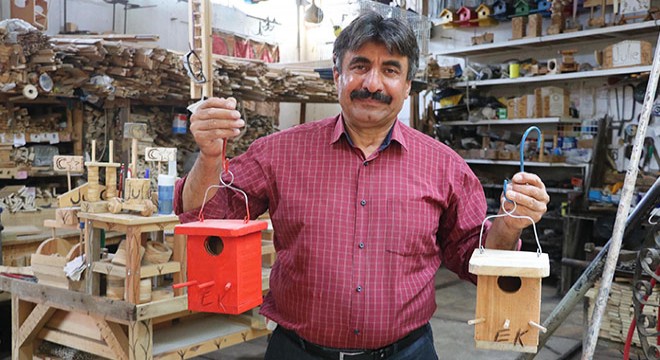 Ürettiği kuş yuvalarıyla fabrikasının çevresini donattı