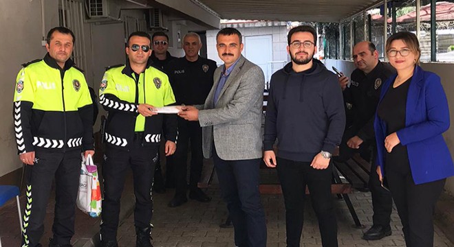 Ürettikleri maskeleri güvenlik görevlilerine verdiler