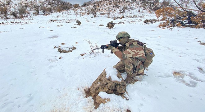 Üs bölgelerinde kar kalınlığı 20 santimetreyi aştı