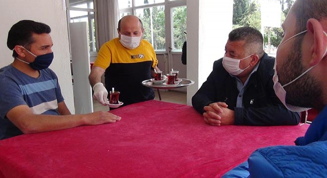 Uşak'ta kahvehaneler tedbirlerle açıldı